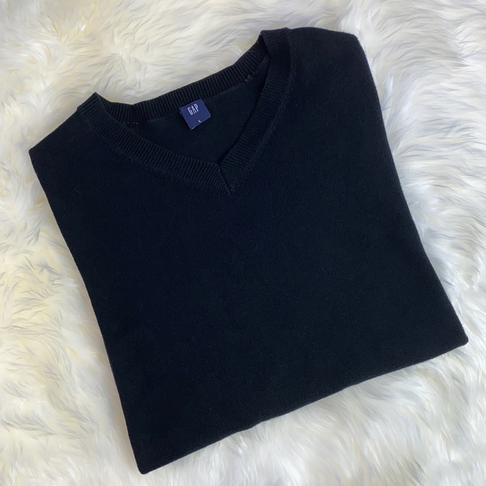 •gap• Men’s Black Lightweight {v-neck} Sweater